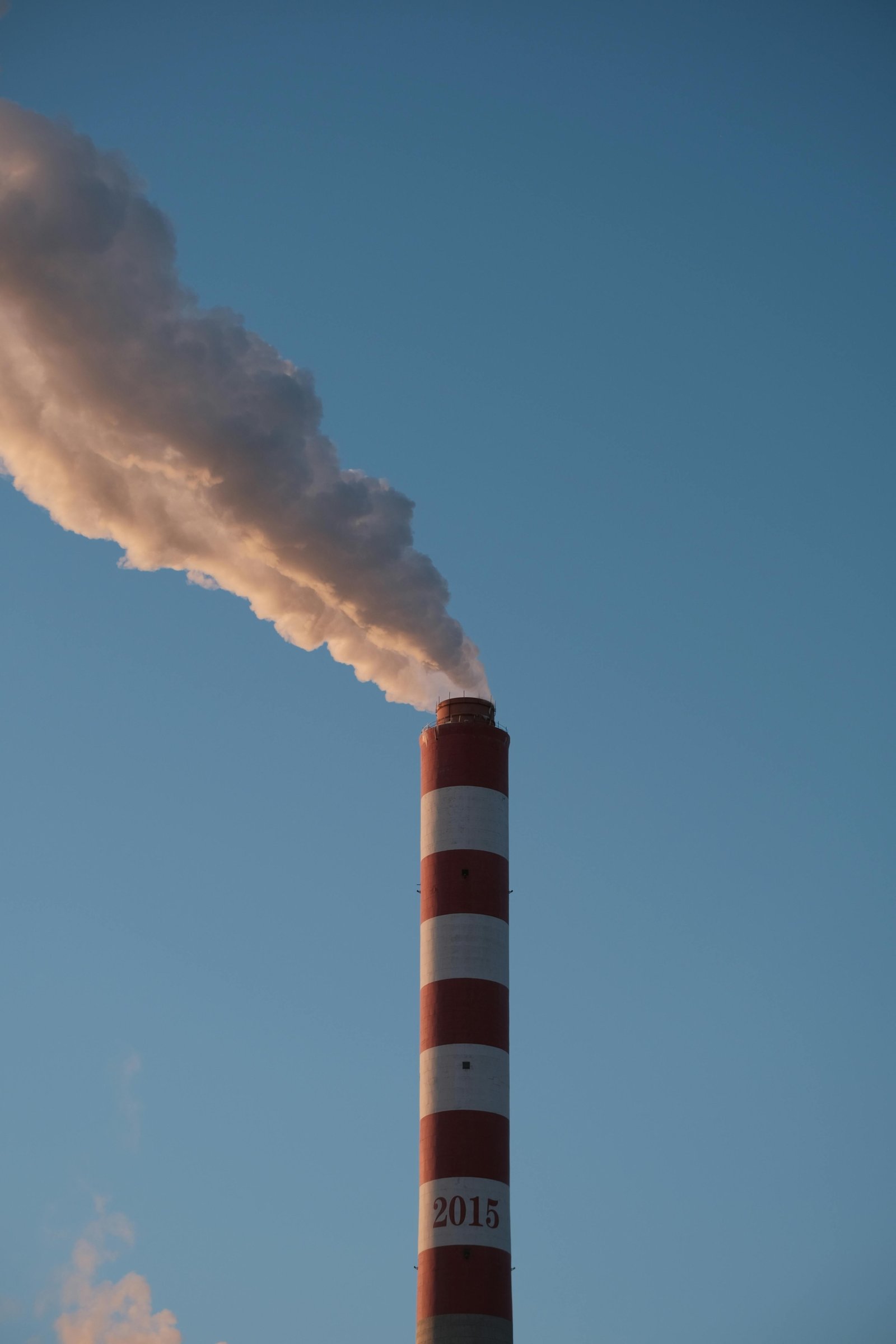 Advertencia Ambiental Emisiones industriales y normativas de calidad del aire