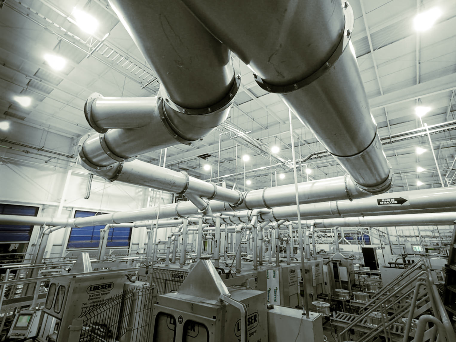 Ventilación general de alta eficiencia en líneas de manufactura Sistema de ventilación industrial con ductos metálicos en nave de producción