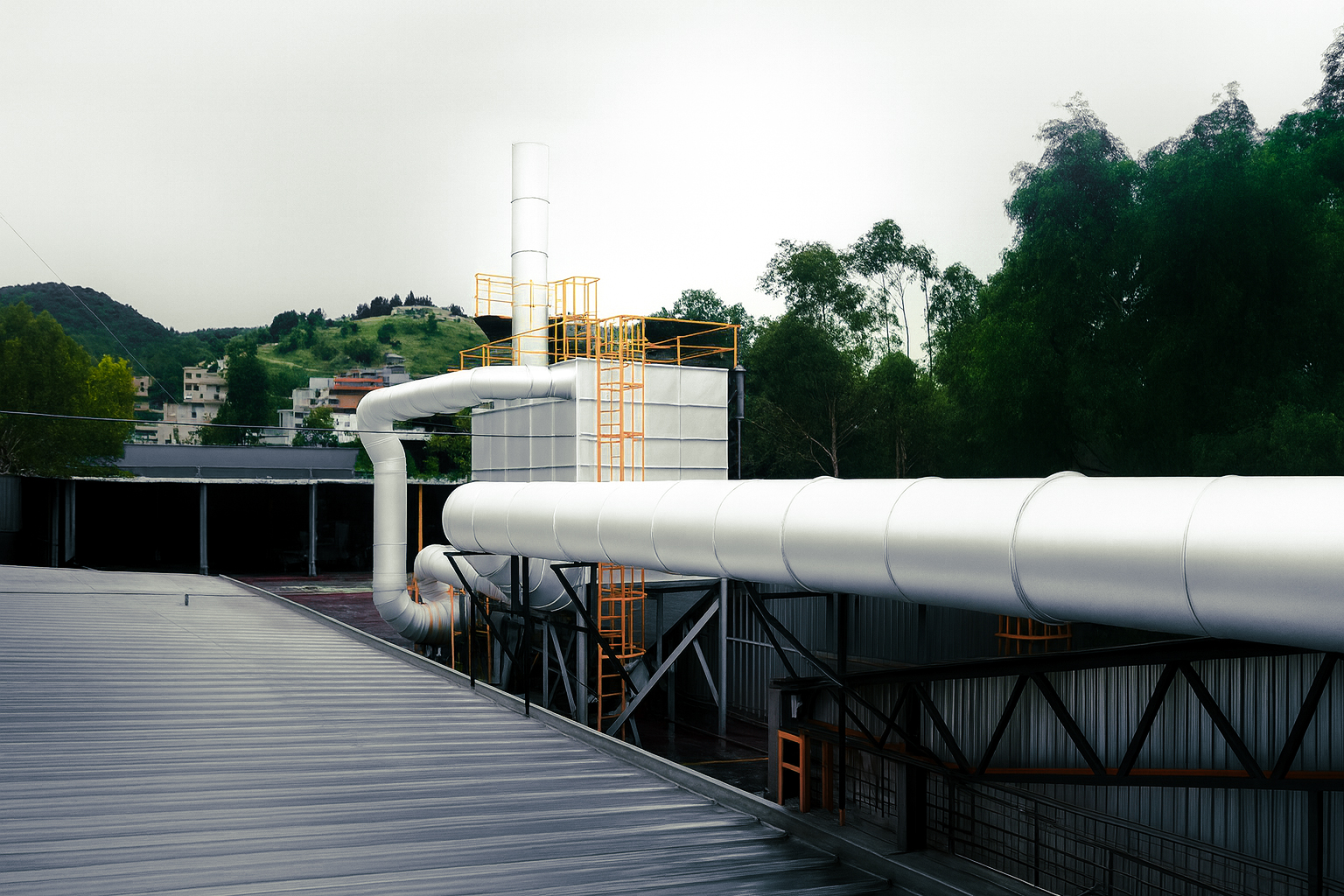 Instalación de colector de polvo y ductos industriales MCAT Sistema industrial de ductos y colector de polvo instalado en planta para control de emisiones