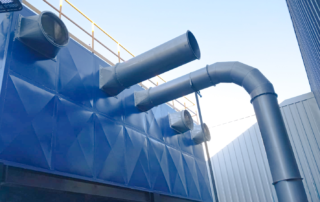 Ductos industriales conectados a colector de polvo para extracción y filtración de contaminantes